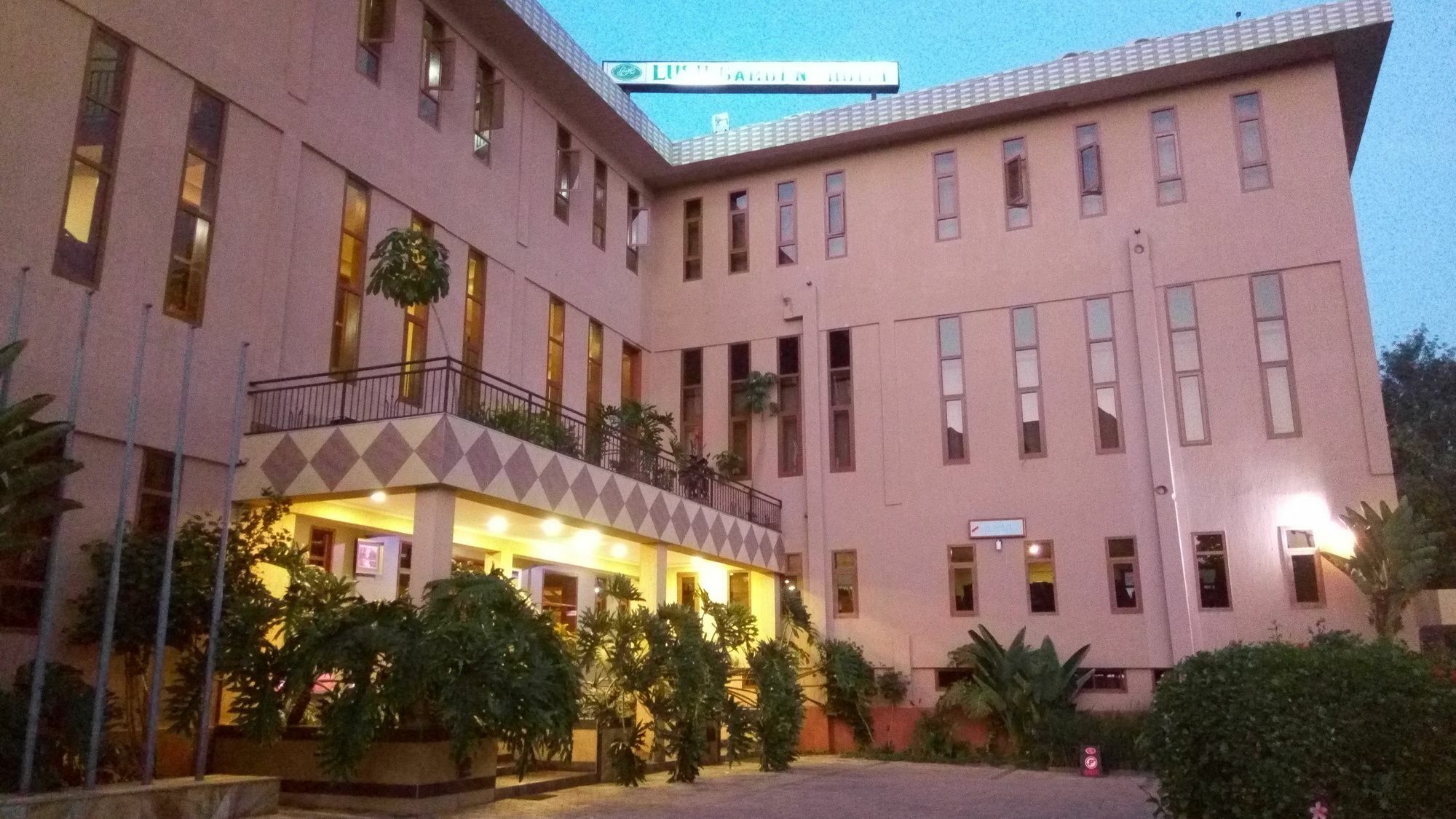 Lush Garden Hotel Аруша Экстерьер фото